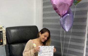 Hodgkin lymphoma, woman, hispanic, holding sign